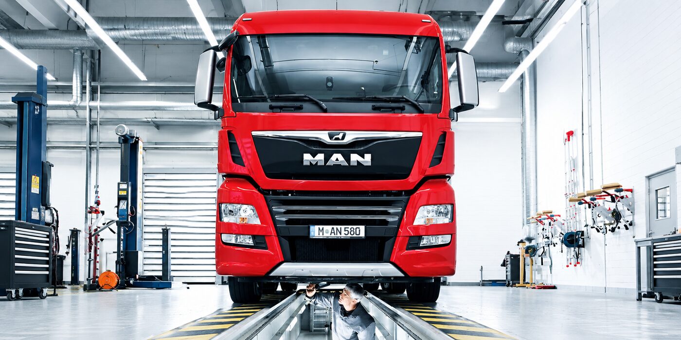 MAN service workshop technician at work